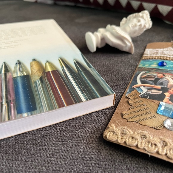 Filipino/Tagalog Book by Bob Ong, Bookmark & Mini Statue - Picture 4 of 9